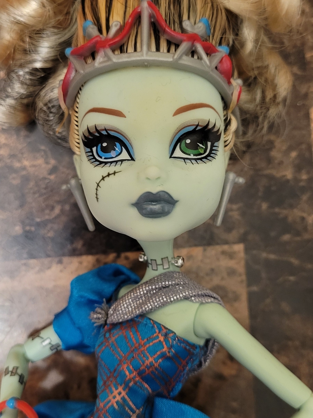 G1 Monster High Scarily Ever After Frankie Stein As Threaderella Only Displayed - Picture 7 of 7